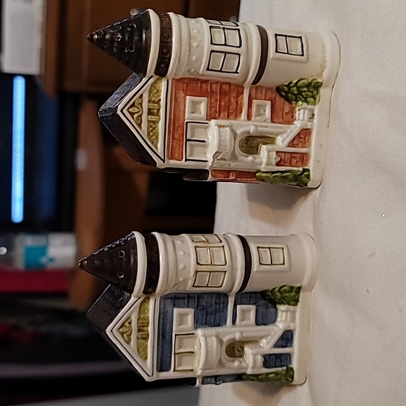 Otagiri Victorian Houses Salt and Pepper Shakers Set Handpainted Vintage Japan - Picture 1 of 14